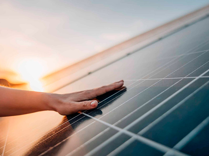 Los mejores consejos para aumentar la eficiencia de tus paneles solares, con las inversiones adecuadas y monitorización en tiempo real.