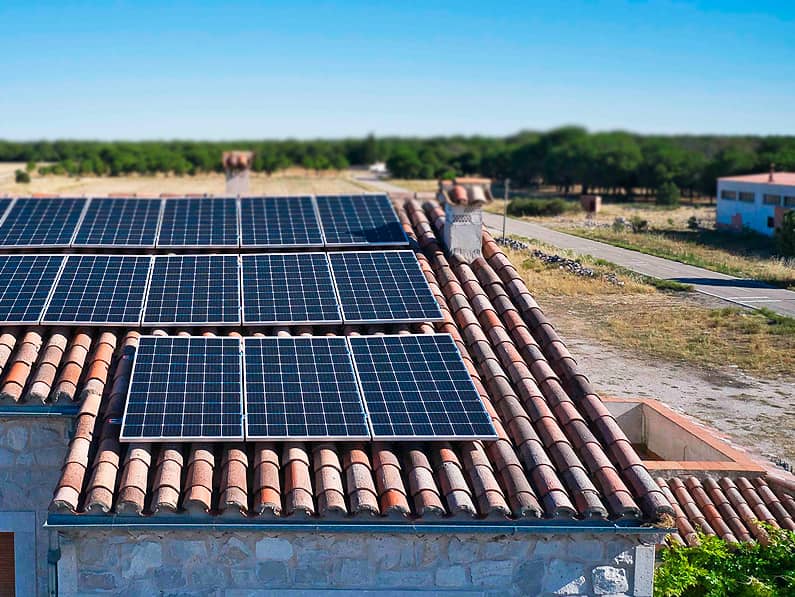 Energía solar en áreas rurales, destacando desafíos y soluciones para su implementación.