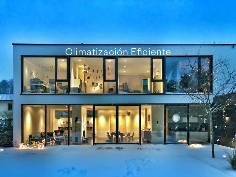 Casa moderna con iluminación cálida y nieve exterior, destacando climatización eficiente.